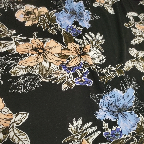 🔥FREE🔥Floral off shoulder blouse LG - Picture 8 of 8